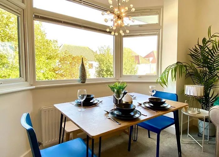 Seaside Serenity: Stylish 2-Bedroom Near Bournemouth's Best Beach