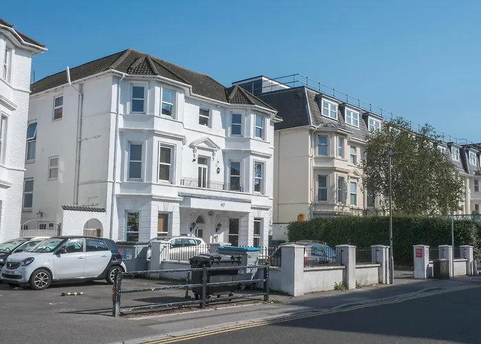 3 Bedrooms 3 Bathrooms Sleeps 8 Free Parking 1-Min Walk To Bournemouth Beach